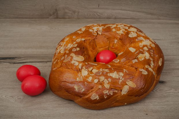 Easter tsoureki