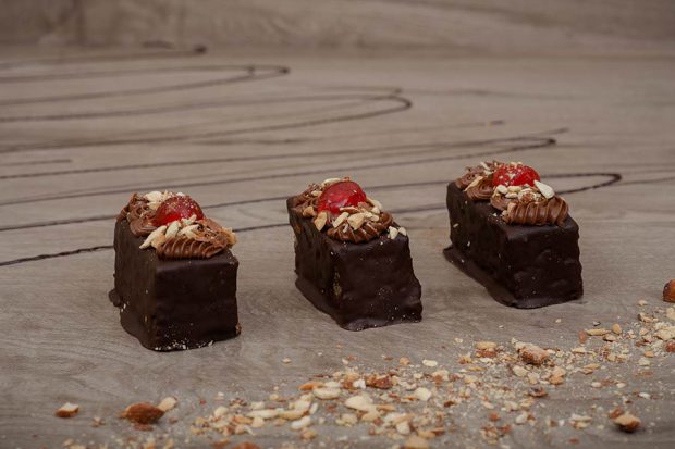 Walnut cake mini