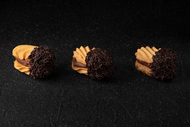 Petit four jam truffle
