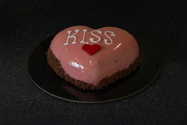Lila pause heart cake